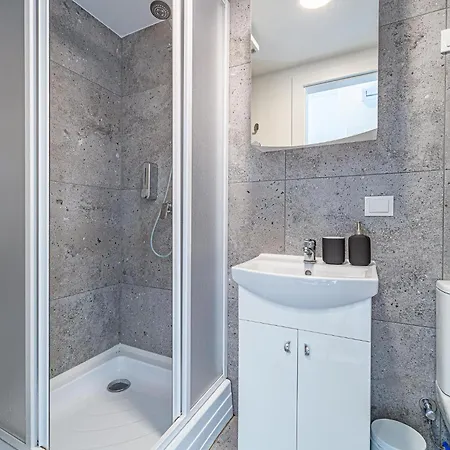 Apartment Uptown Nr 7 With Parking & Ac